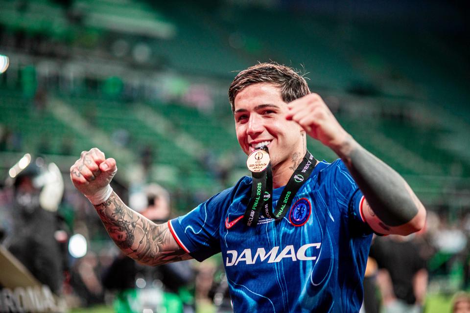 关于切尔西主帅赛前感冒，仍率队取胜，掌声雷动的信息