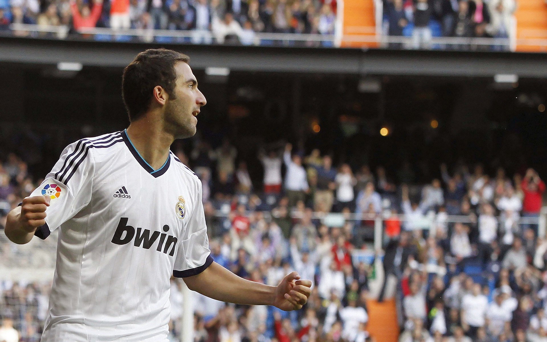 开云体育下载-赛道轰鸣与球场重低音，当F1极速夜遇上武切维奇的钝刀杀伤